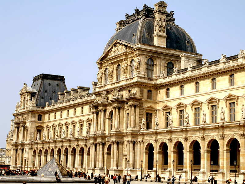 Знаменитый музей в париже. Франция дворец Лувр. Музей Лувр в Париже (Франция).. Королевский дворец Лувр. Лувр дворец французских королей.