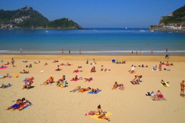В Испании очищают пляжи от окурков