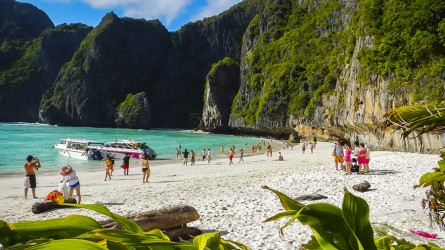 Поток туристов в Таиланд снизился