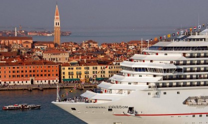 Круизным лайнерам все же запретили заход в Венецию